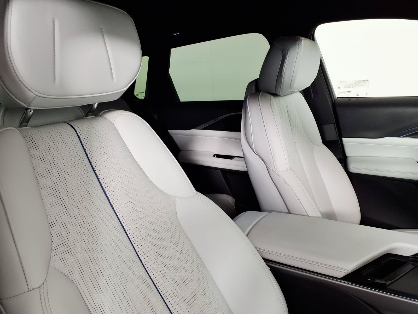 2024 Cadillac LYRIQ Luxury 1