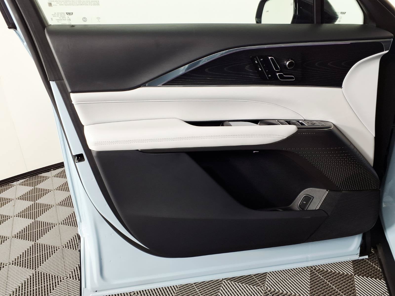 2024 Cadillac LYRIQ Luxury 1