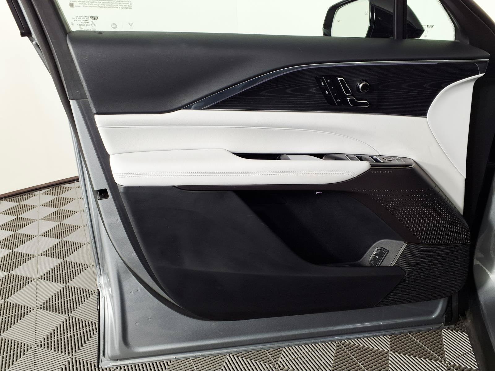 2024 Cadillac LYRIQ Luxury 1