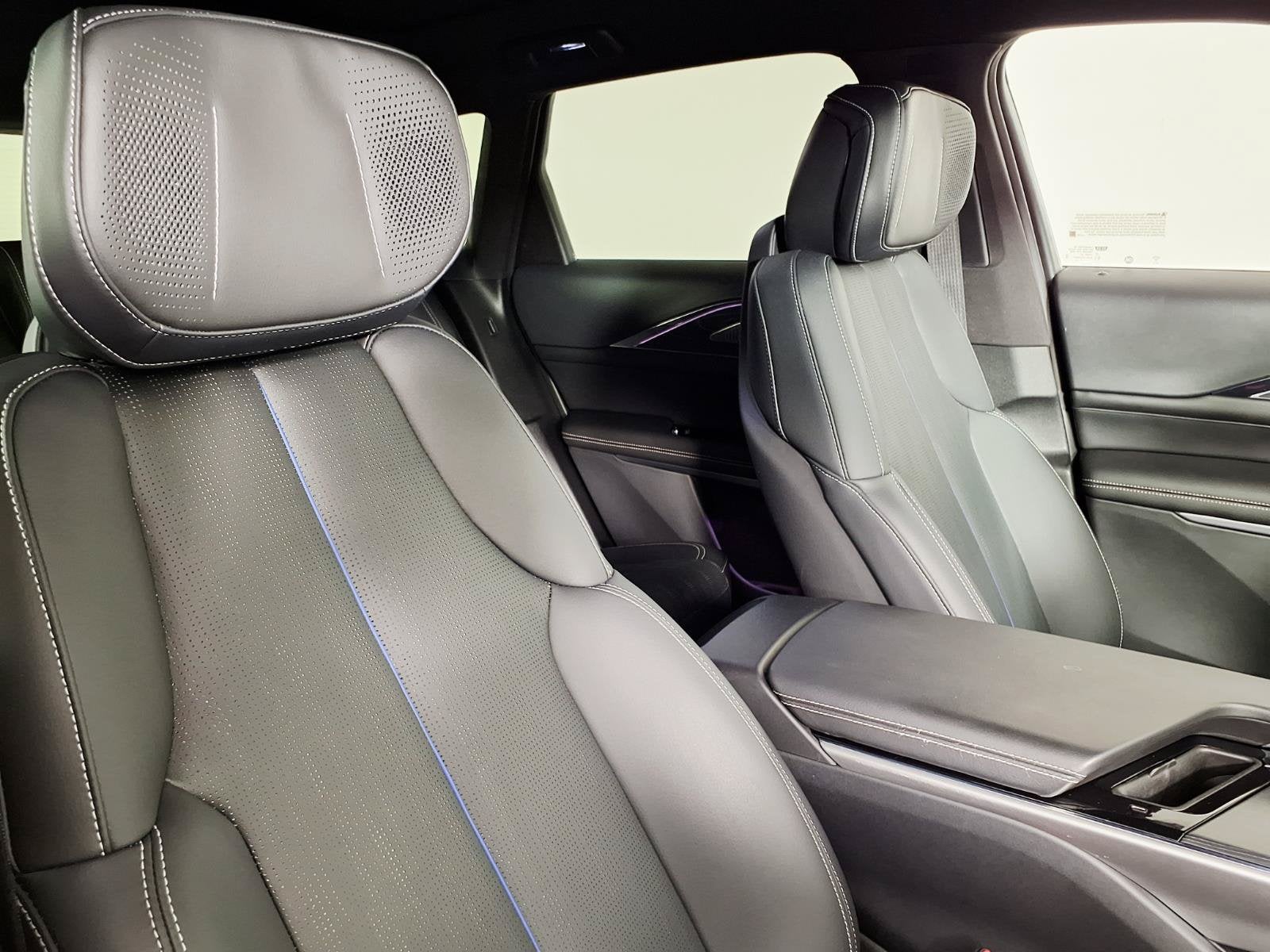 2024 Cadillac LYRIQ Luxury 2
