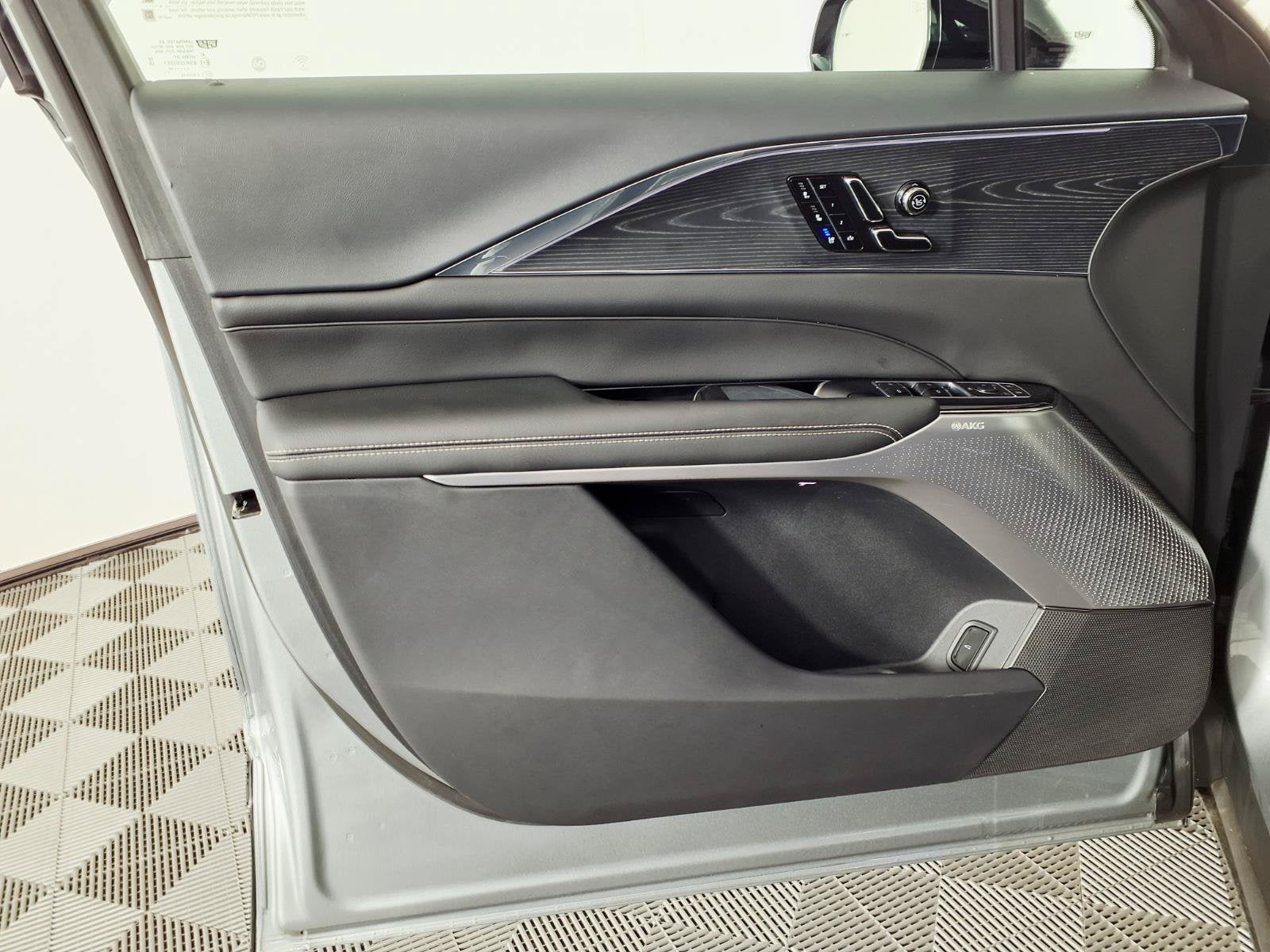 2024 Cadillac LYRIQ Luxury 2