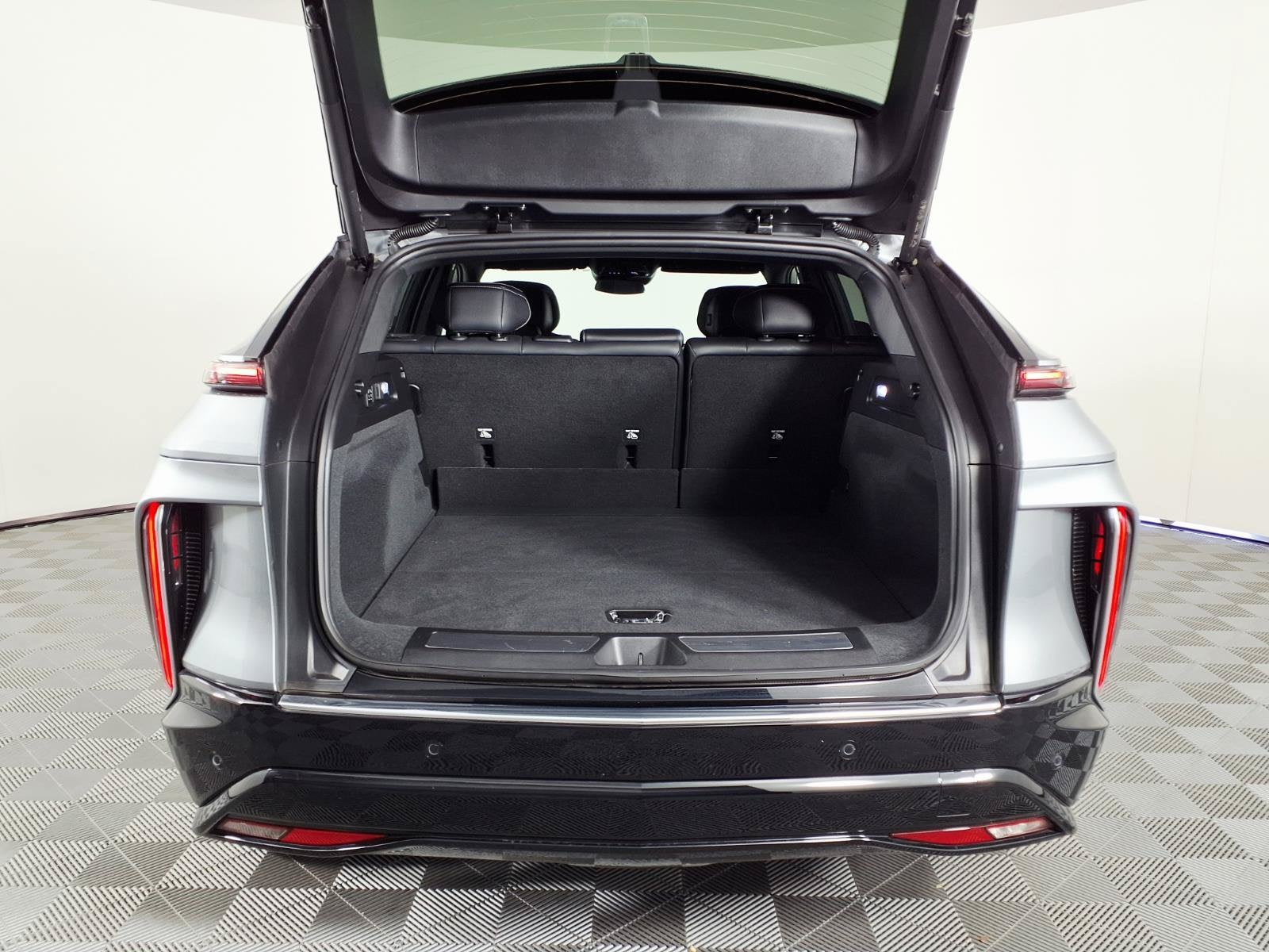 2024 Cadillac LYRIQ Luxury 2