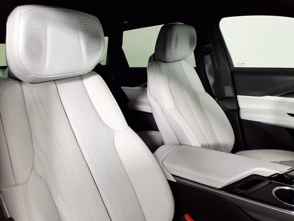 2024 Cadillac LYRIQ Luxury 2