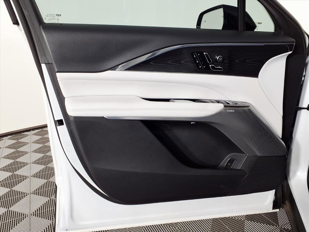 2024 Cadillac LYRIQ Luxury 2