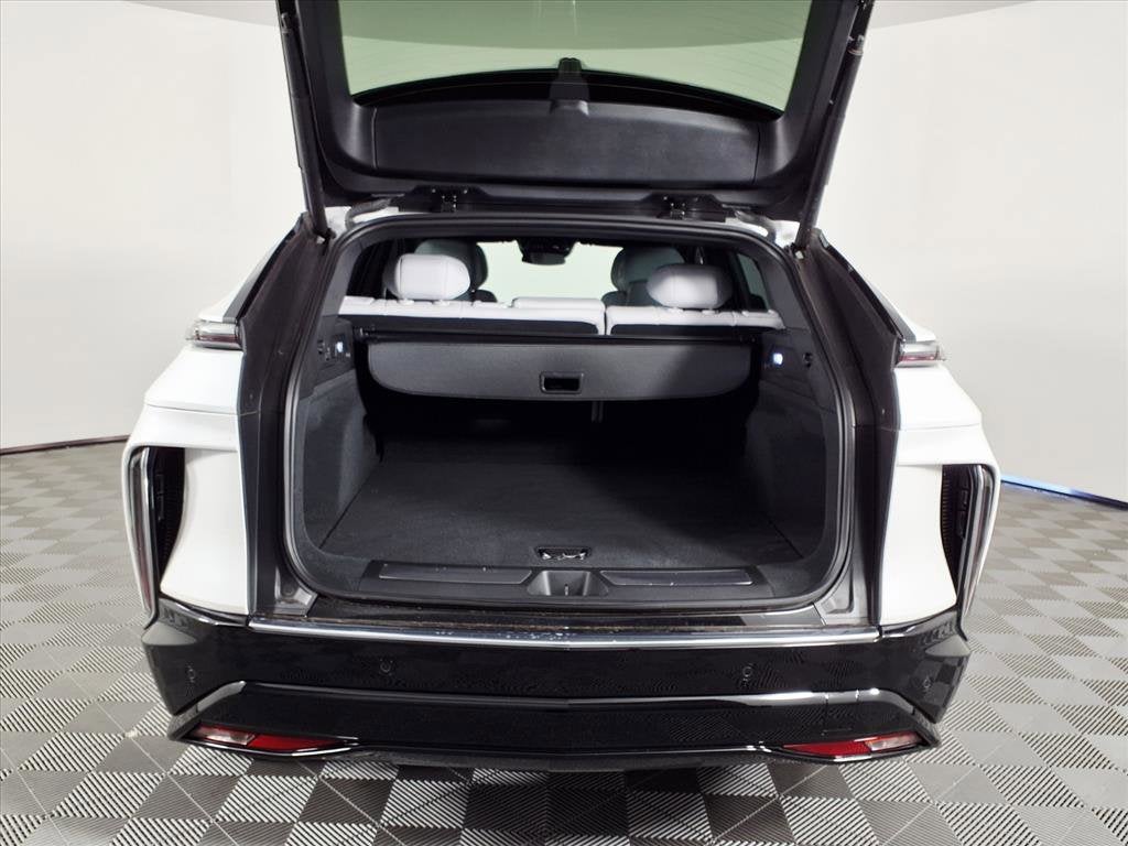 2024 Cadillac LYRIQ Luxury 2