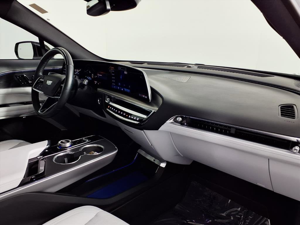 2024 Cadillac LYRIQ Luxury 2