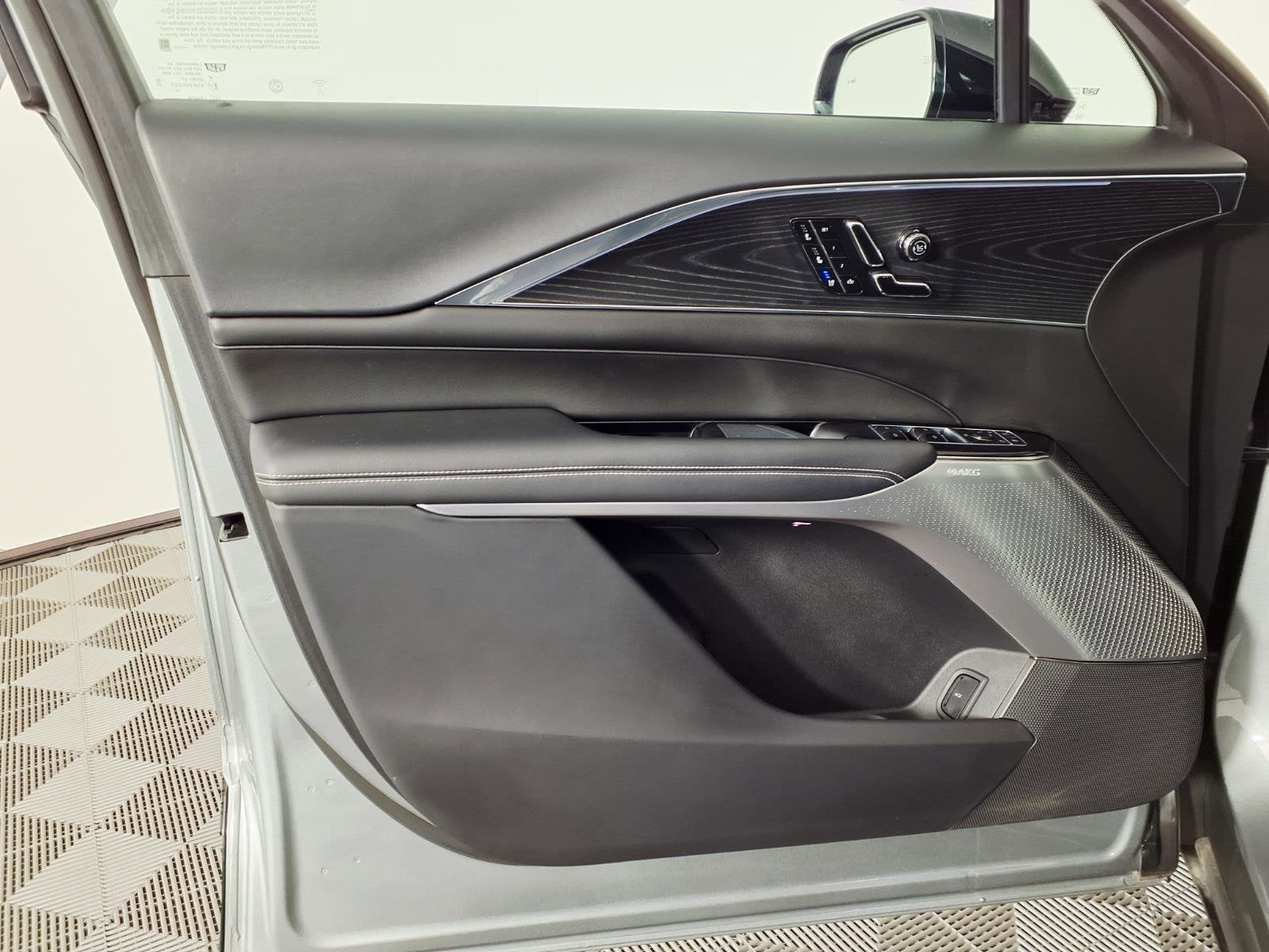 2024 Cadillac LYRIQ Luxury 2