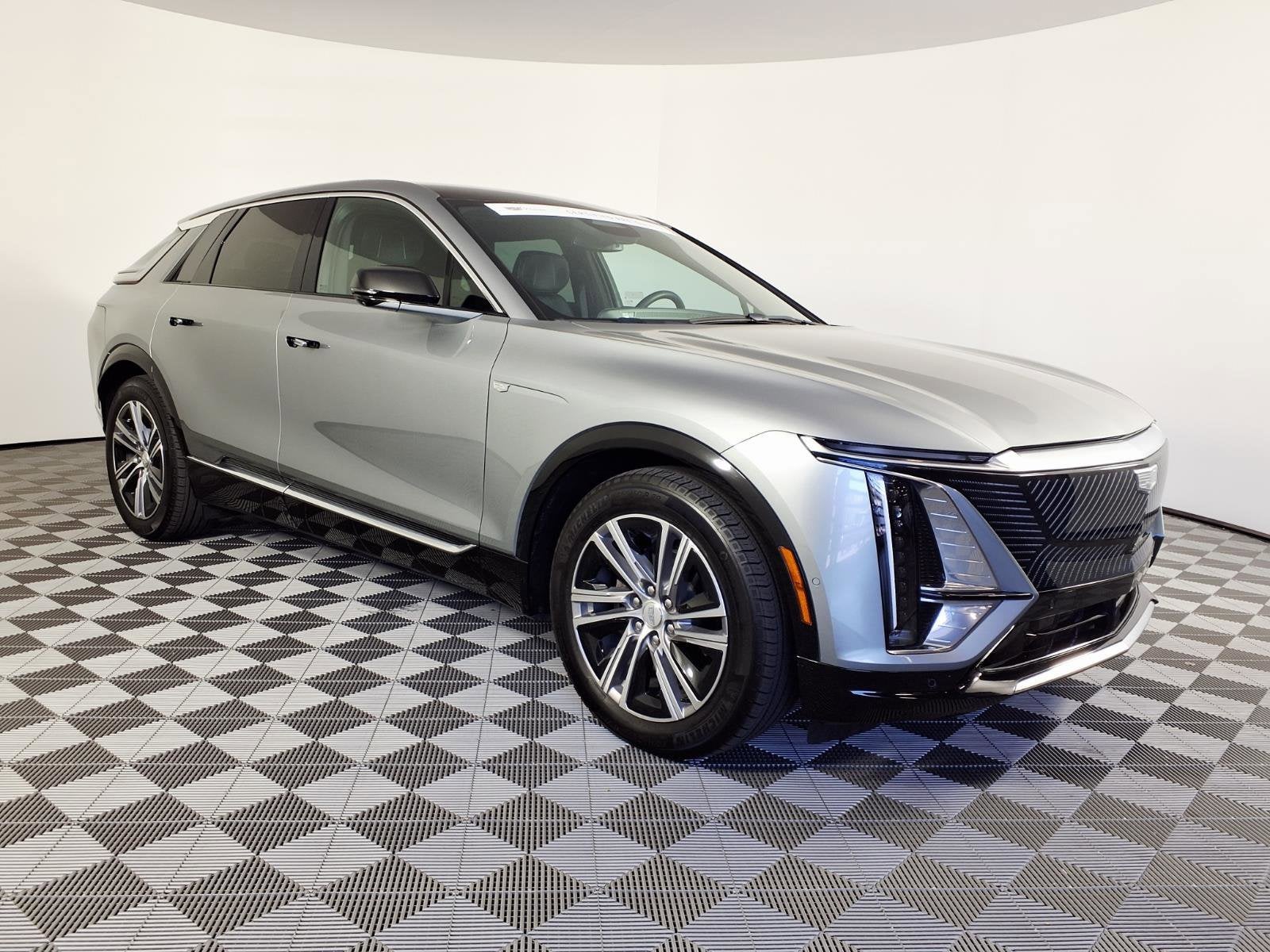 2024 Cadillac LYRIQ Luxury 2