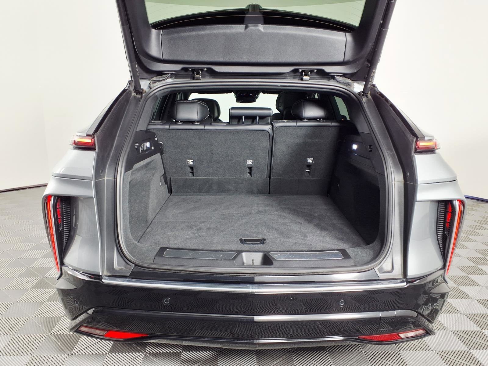 2024 Cadillac LYRIQ Luxury 2