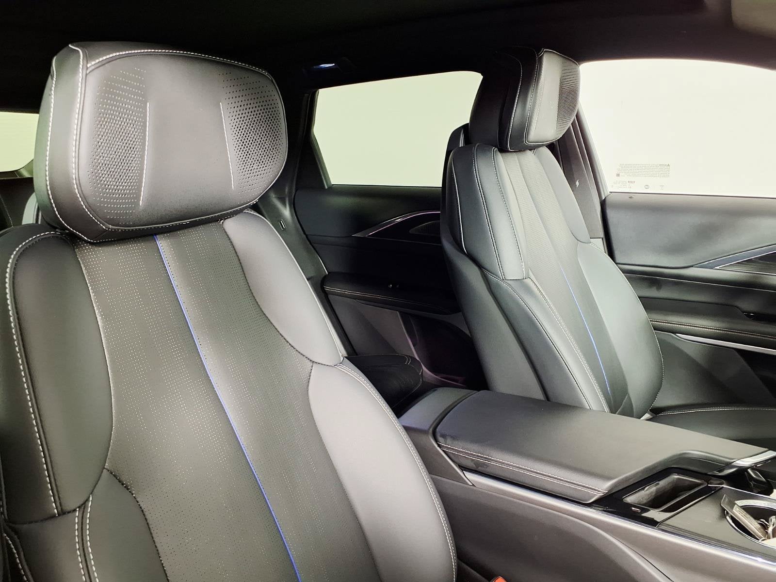2024 Cadillac LYRIQ Luxury 2