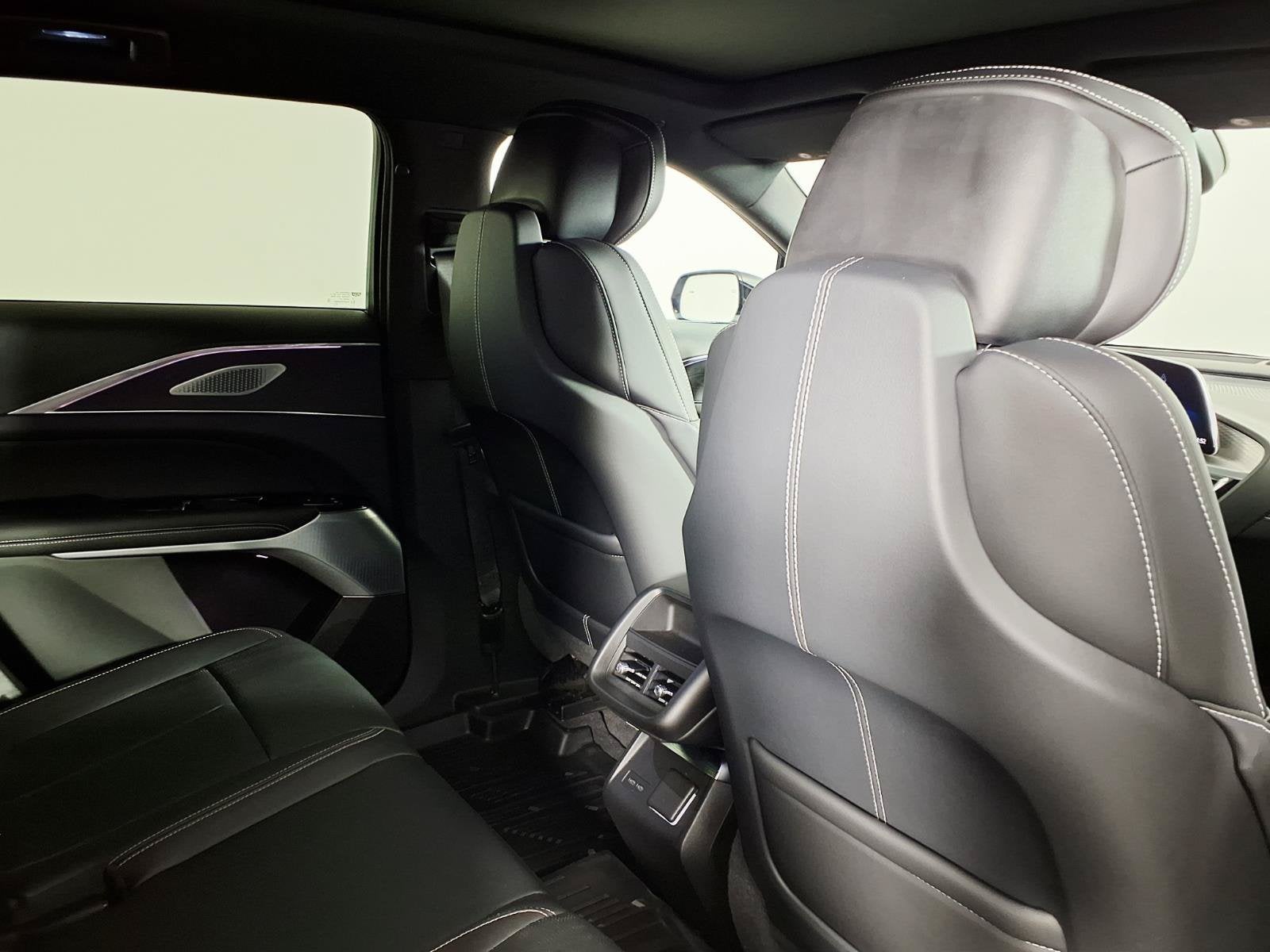 2024 Cadillac LYRIQ Luxury 2