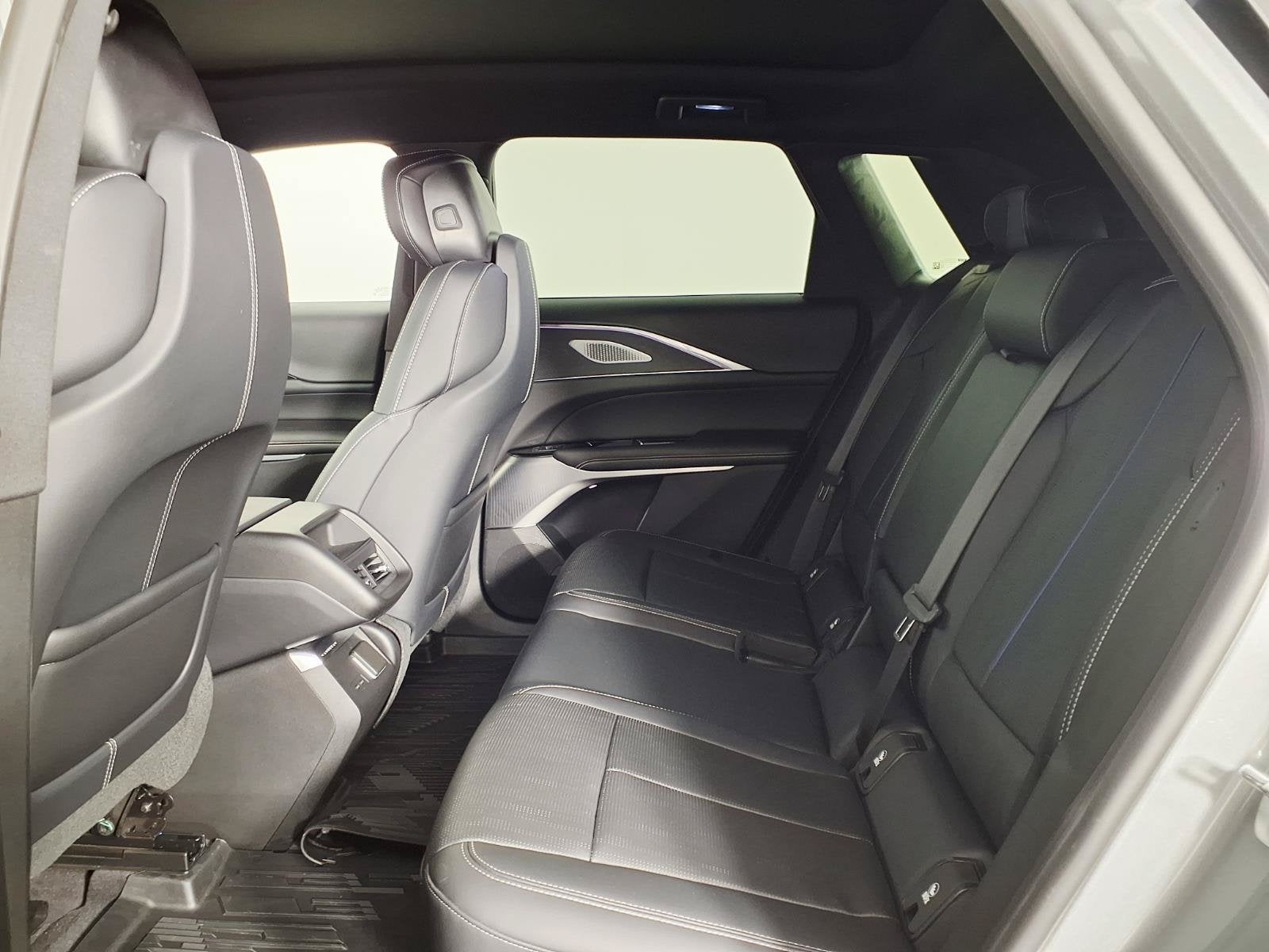 2024 Cadillac LYRIQ Luxury 2