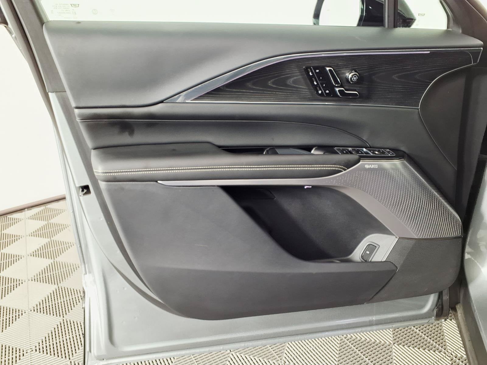 2024 Cadillac LYRIQ Luxury 2