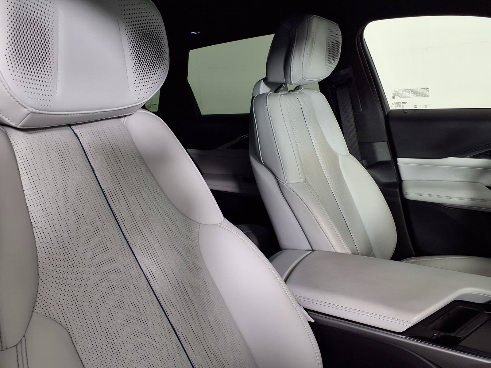 2024 Cadillac LYRIQ Luxury 2