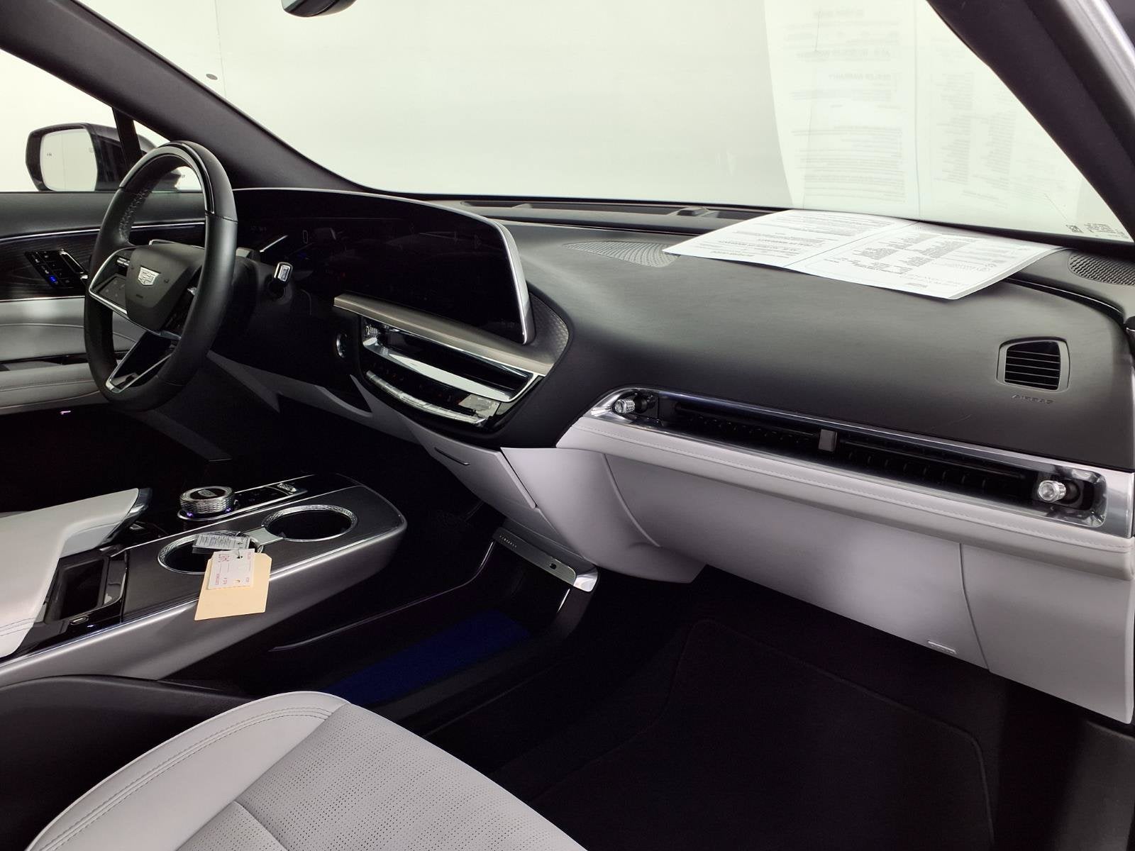 2024 Cadillac LYRIQ Luxury 2