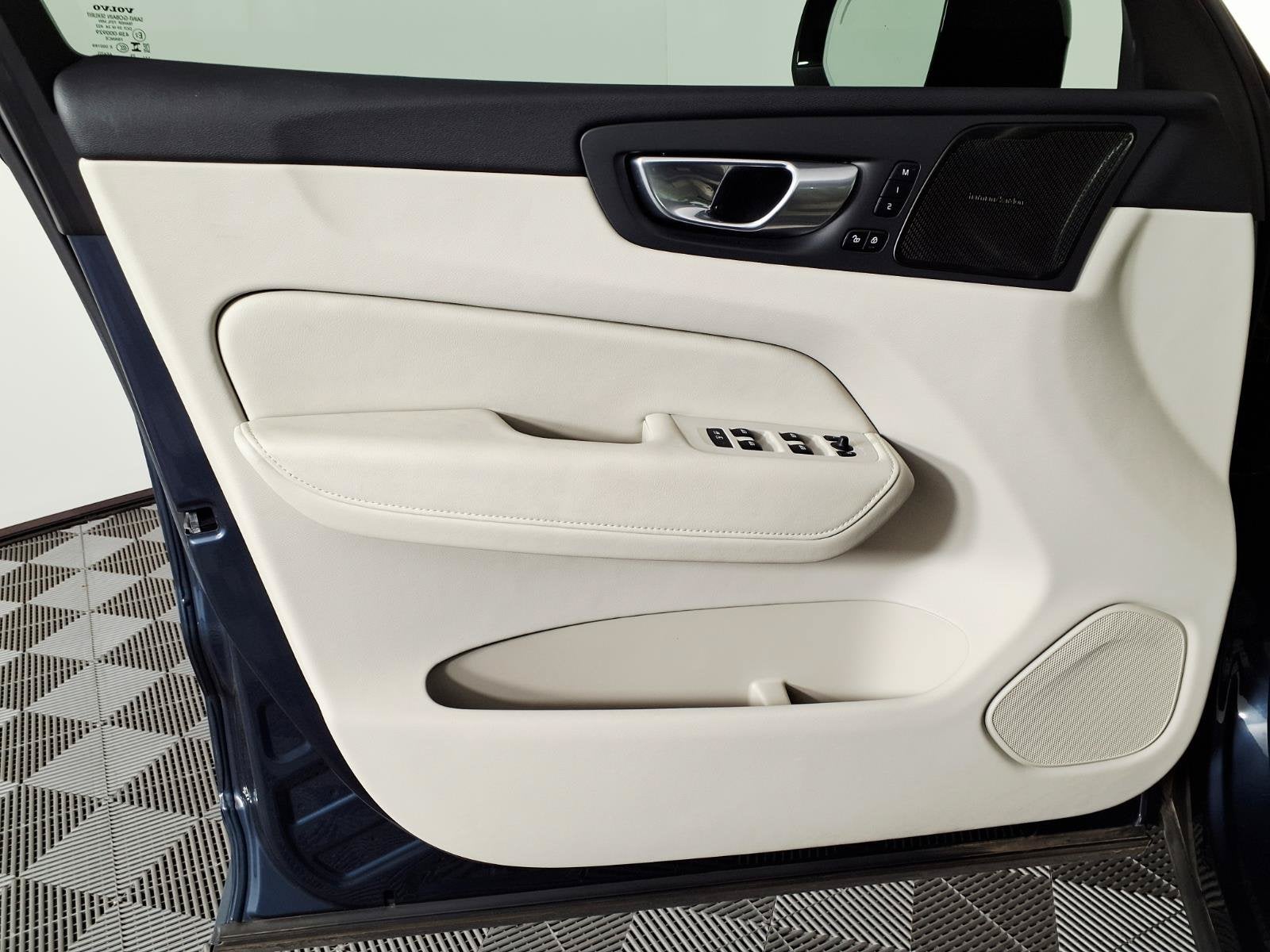 2023 Volvo XC60 Recharge Plug-In Hyb Plus Dark Theme