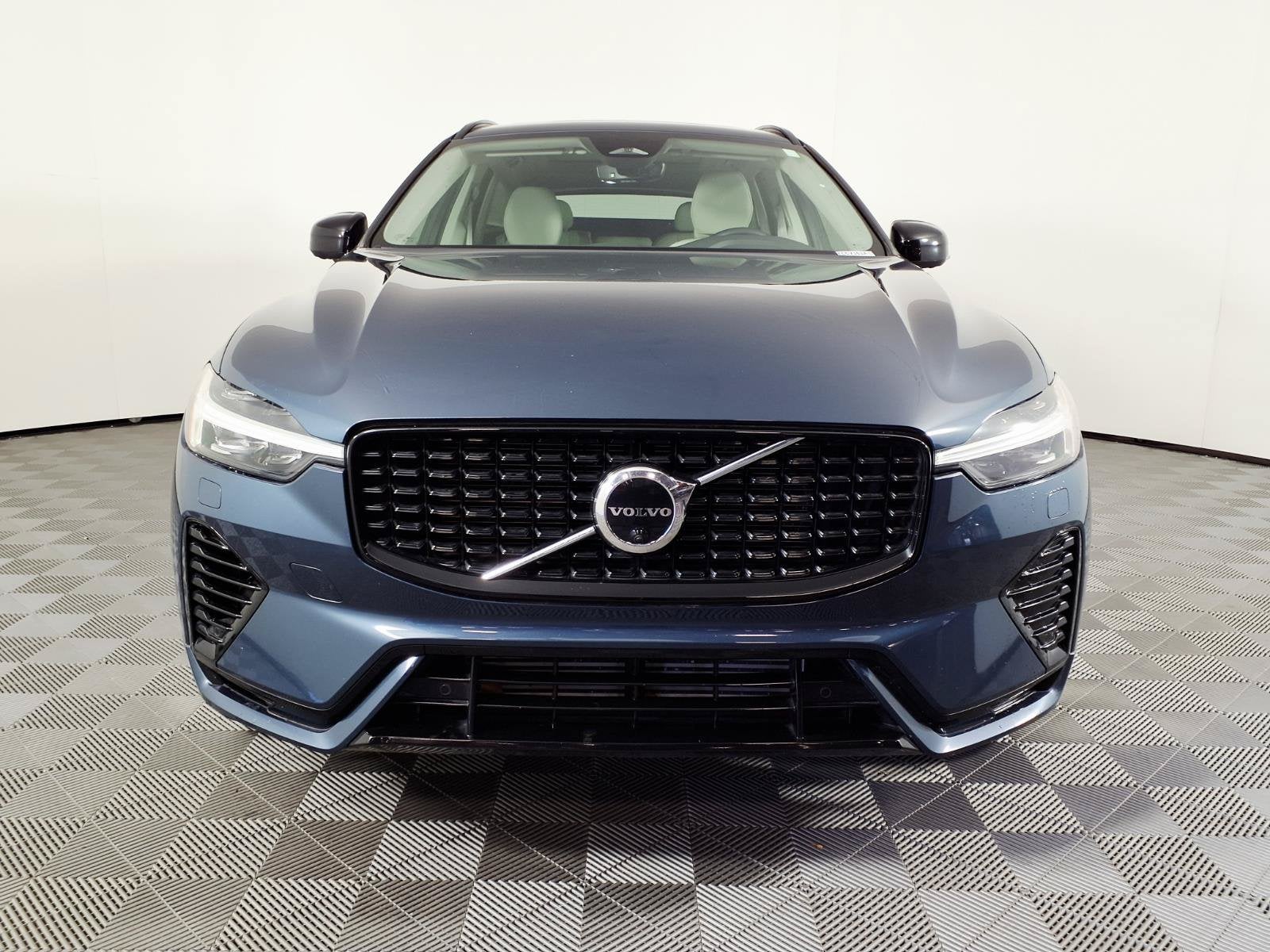 2023 Volvo XC60 Recharge Plug-In Hyb Plus Dark Theme