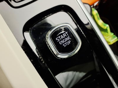2023 Volvo XC60 Recharge Plug-In Hyb Plus Dark Theme