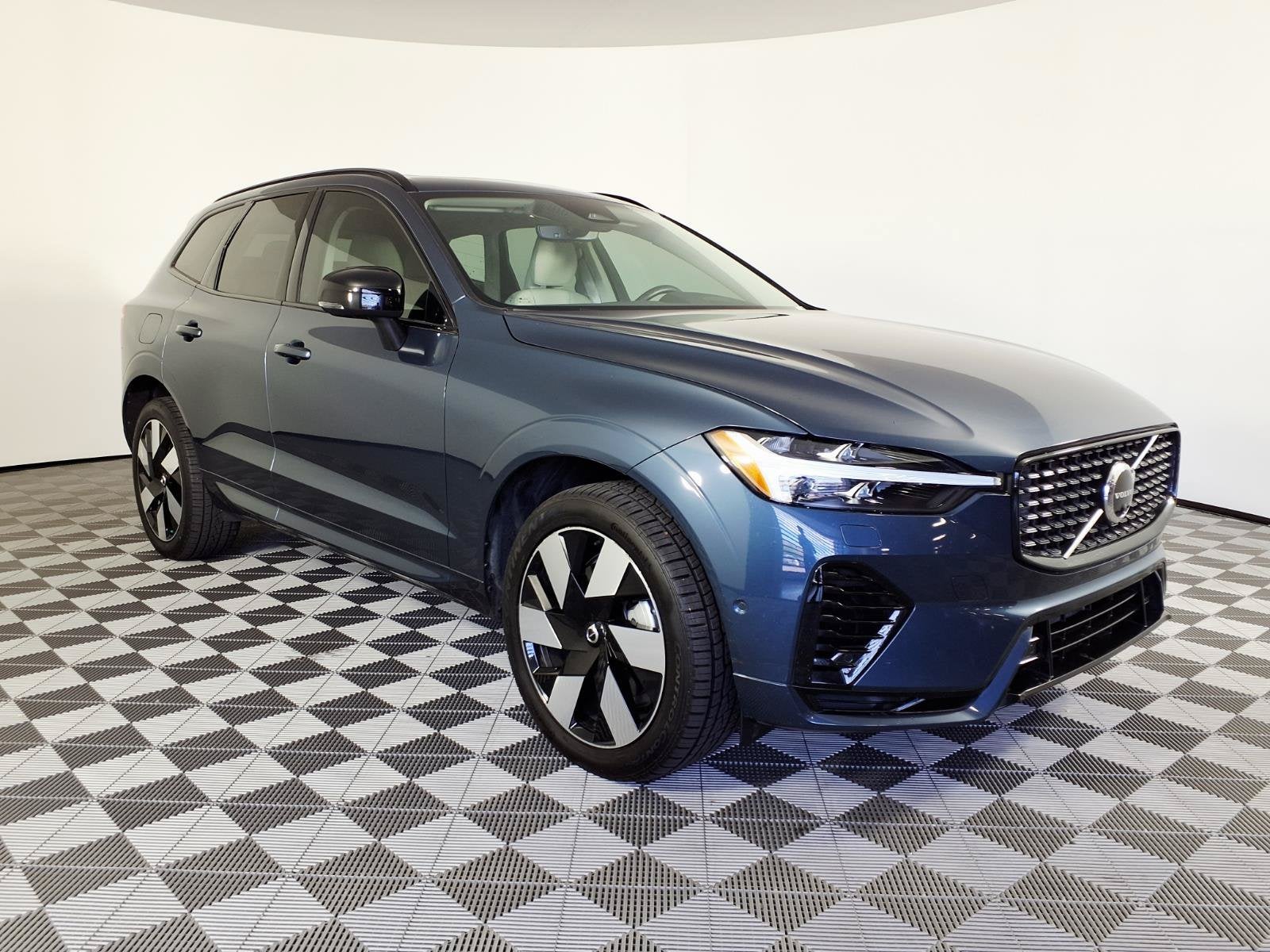2023 Volvo XC60 Recharge Plug-In Hyb Plus Dark Theme