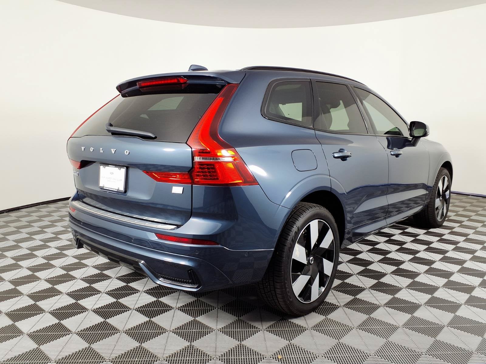 2023 Volvo XC60 Recharge Plug-In Hyb Plus Dark Theme