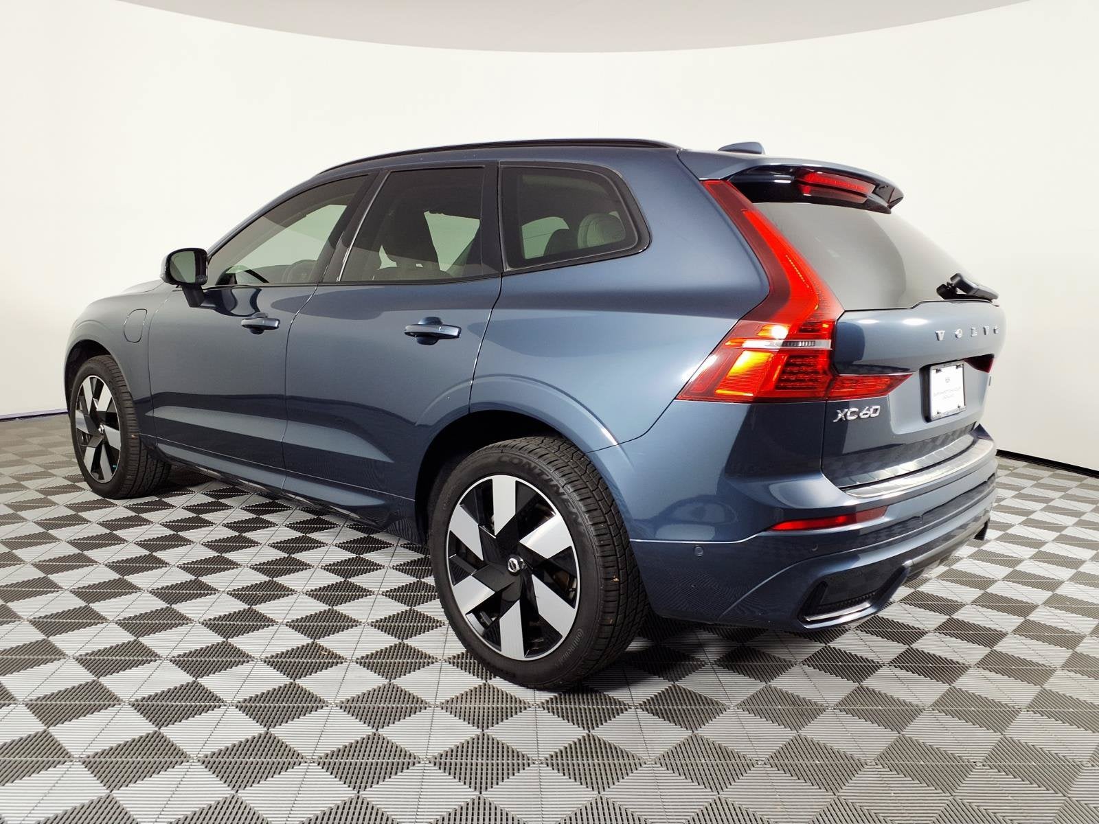 2023 Volvo XC60 Recharge Plug-In Hyb Plus Dark Theme