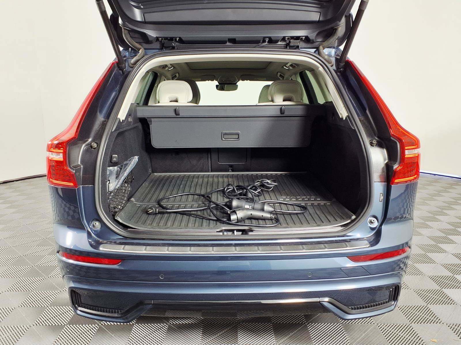 2023 Volvo XC60 Recharge Plug-In Hyb Plus Dark Theme