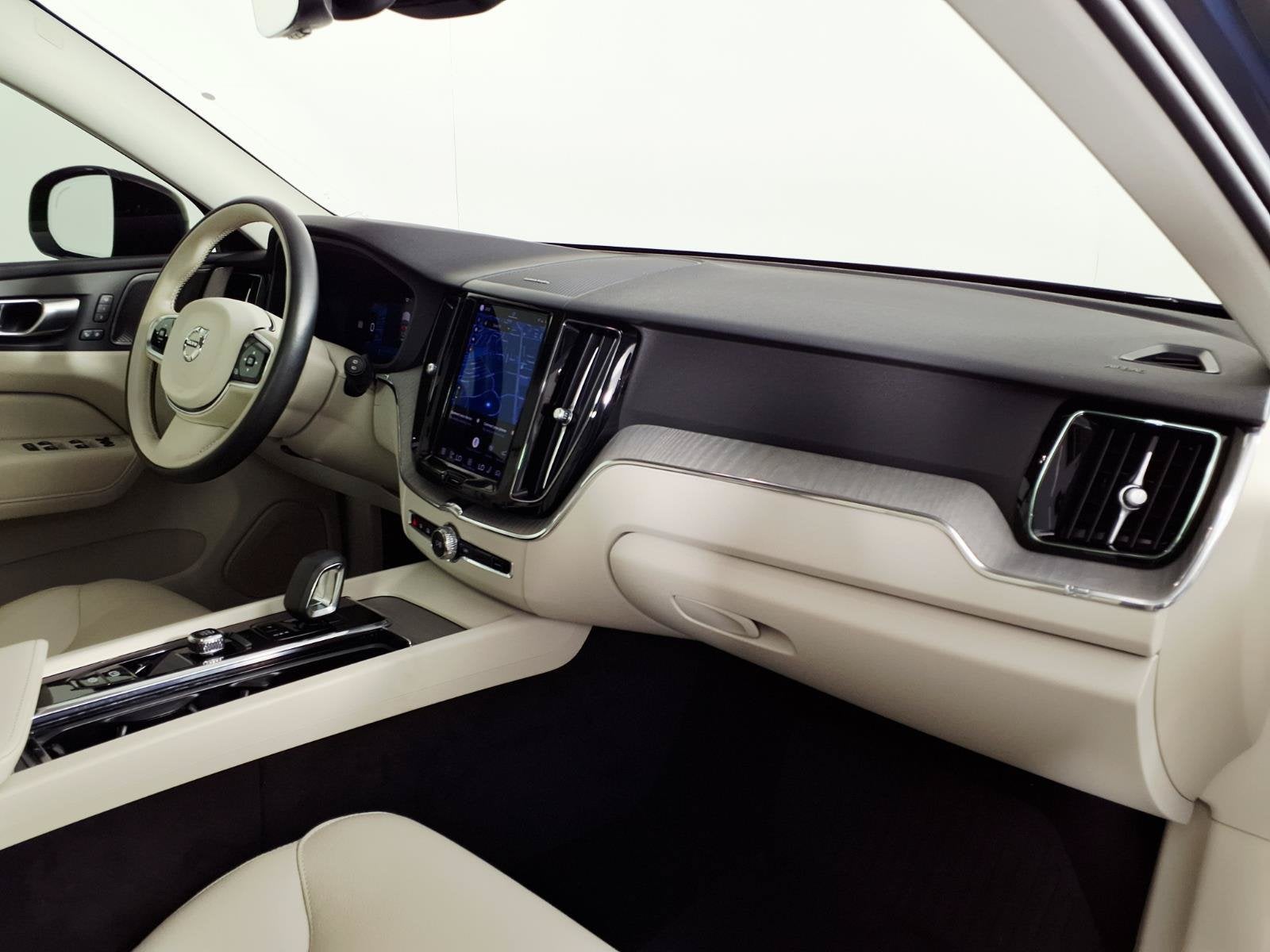 2023 Volvo XC60 Recharge Plug-In Hyb Plus Dark Theme